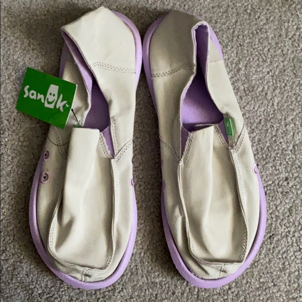 Lil Donna youth size 6 brand new Sanuks
